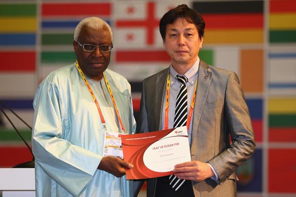 Akira Kazama receives an IAAF Veterans Pin at the 49th IAAF Congress in Moscow (IAAF)