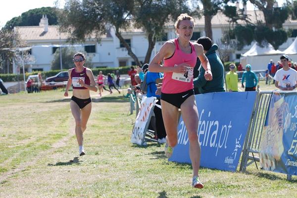 Dominika Nowakowska just holding off Jelena Prokopcuka at the 2015 Almond Blossom Cross Country (organisers)