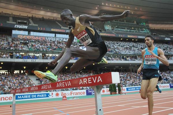 Ezekiel Kemboi leads the 3000m Steeplechase at the 2013 Paris Diamond League meeting (Jean-Pierre Durand)