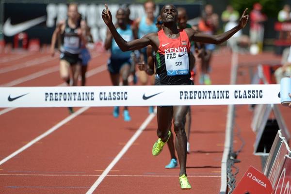 Edwin Soi winning at the 2013 IAAF Diamond League meeting in Eugene (Kirby Lee)