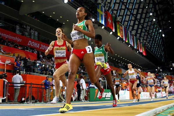 Kalkidan Gezahegne of Ethiopia beats Natalia Rodriguez of Spain to 1500m gold in Doha (Getty Images)