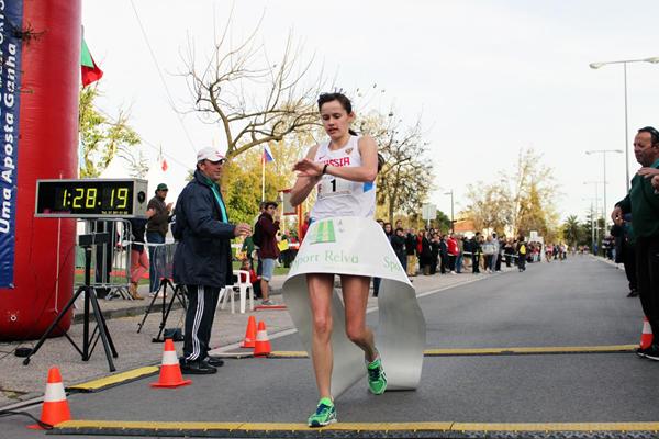 Elena Lashmanova stops the clock in Rio Maior to win the women's 20km race walk (Rui Correia/Samuel Valerio)
