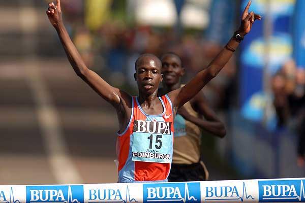 Hosea Macharinyang wins the men's race at the 2007 BUPA Great Edinburgh Run (c)