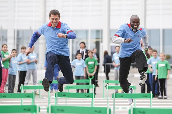 Yuriy Borzakovskiy and Wilson Kipketer at the IAAF / Nestlé Kids’ Athletics event in Sochi (Getty Images)