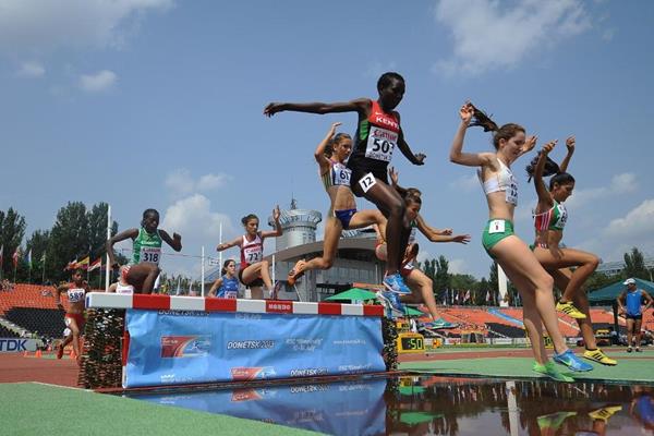 Rosefline Chepngetich and Amy McCormick in the girls' 2000m SC at the IAAF World Youth Championships 2013 (Getty Images)