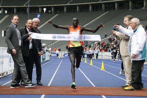 Dennis Kimetto breaks the 25km World record in Berlin, clocking 1:11:18 (organisers)