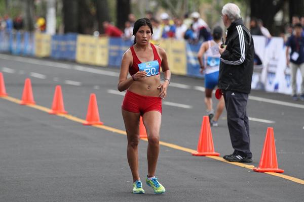 Kimberley Garcia leading in the women's 20km Race Walk at 2013 Pan American Race Walking Cup (Fernando Ruiz)