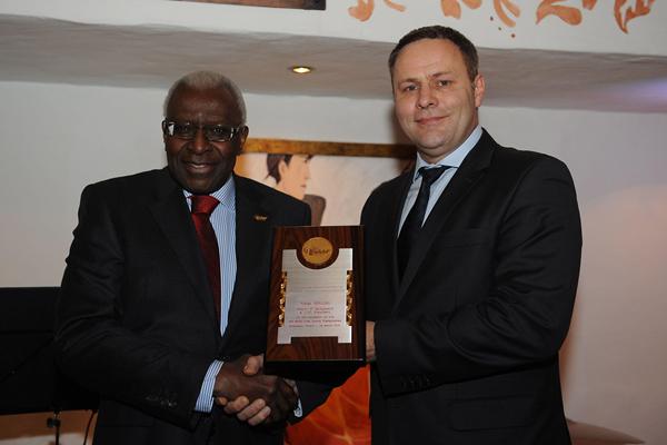 IAAF President Lamine Diack presenting Mayor of Bydgoszcz Rafal Bruski with an IAAF Honorary Plaque at the IAAF Dinner at the 40th (Getty Images)