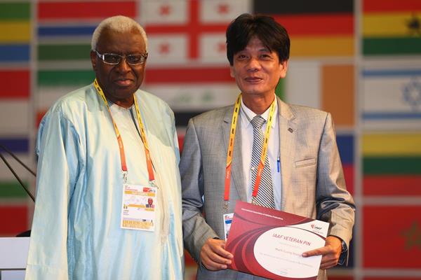 Man Cuong Hoang receives an IAAF Veteran Pin at the 49th IAAF Congress in Moscow (IAAF)