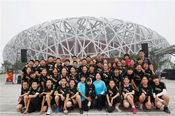 Group picture of some of the participants at the '100 Kids - 100 metres - 100 years' event in Beijing Olympic Park to celebrate the year of the IAAF Centenary (Getty Images)