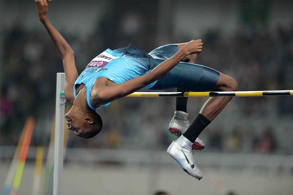 Mutaz Essa Barshim sails over 2.33m at the Shanghai Diamond League (Jiro Mochizuki)