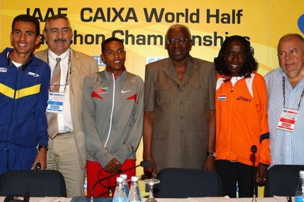 Rio 2008 - Marilson Gomes dos Santos (Brazil), IAAF General Secretary Pierre Weiss, Zersenay Tadese (Eritrea), IAAF President Lamine Diack, Lornah Kiplagat (Netherlands) and Roberto Gesta de Melo, Brazilian Athletics Confederation and LOC President (Getty Images)