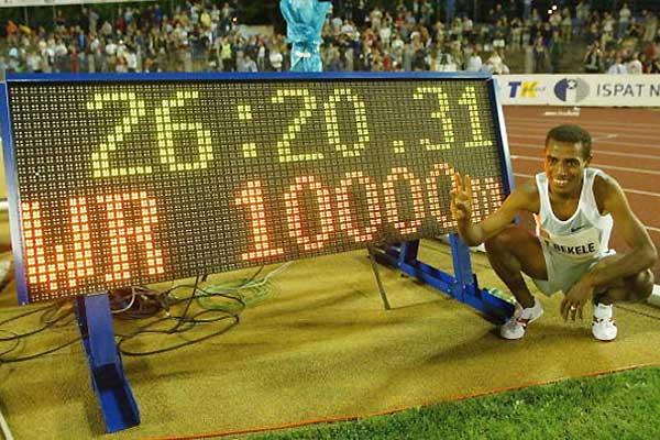 Bekele poses next to his 10,000m World record clock in Ostrava (Getty Images)