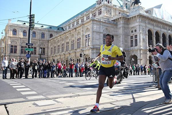 Haile Gebrselassie on his way to another Half-marathon victory in Vienna (Giancarlo Colombo)