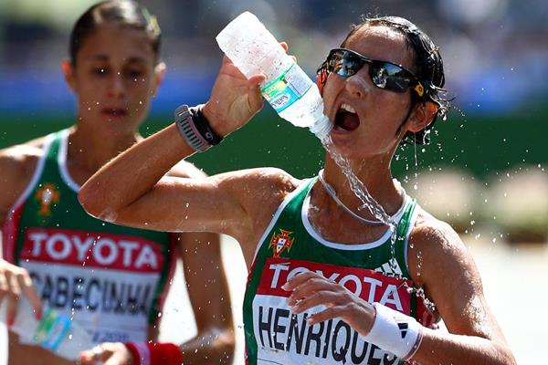  Ines Henriques (R) of Portugal uses water to cool down in front of Ana Cabecinha of Porotugal during the women's 20km race walk  (Getty Images)
