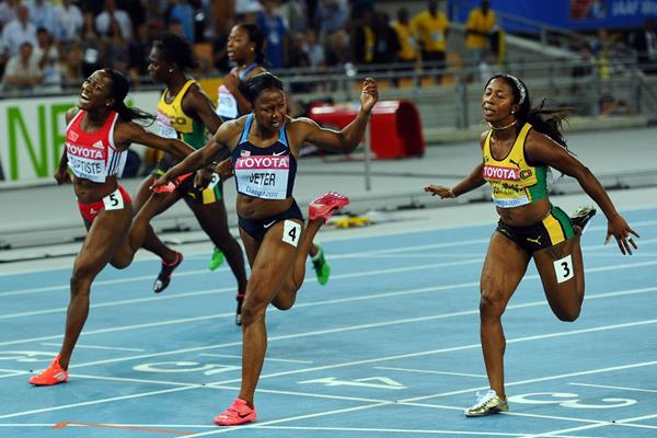 Carmelita Jeter winning gold from Shelly-Ann Fraser-Pryce in the women's 100m final in Daegu (Getty Images)