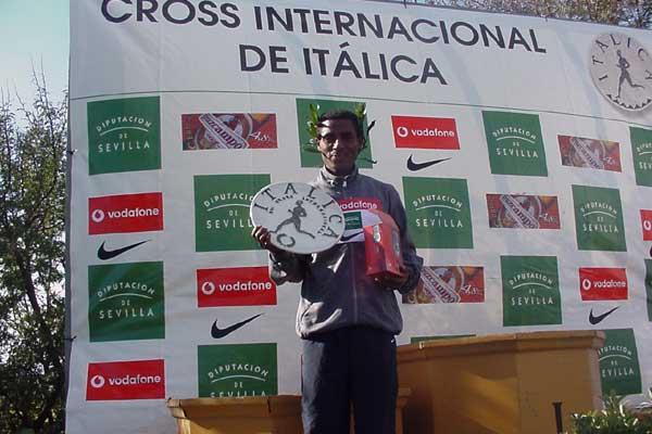 Kenenisa Bekele (ETH) with the winner's trophy in Seville (Luis Saladie)