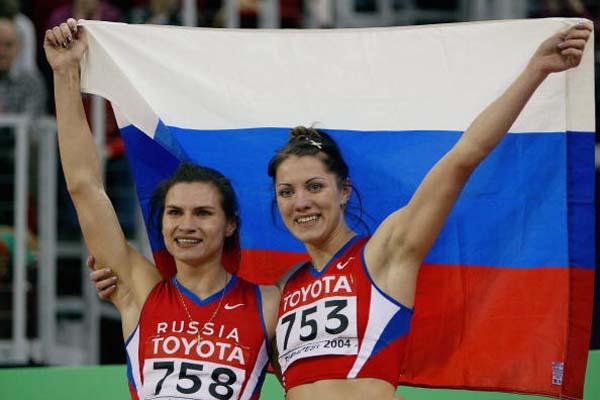 Natalya Nazarova of Russia (left) celebrates winning the 400m final (Getty Images)