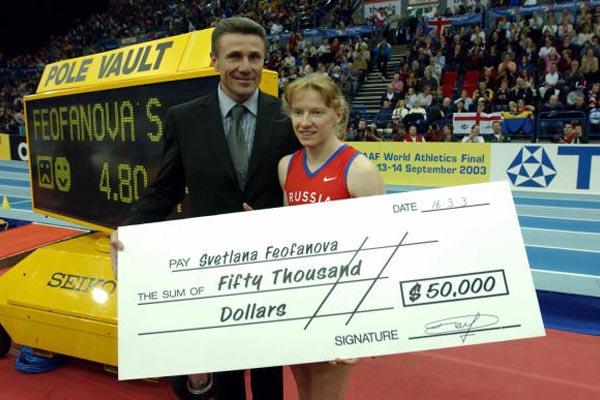 Sergey Bubka presents Svetlana Feofanova with a 50,000 US dollars cheque (Getty Images)