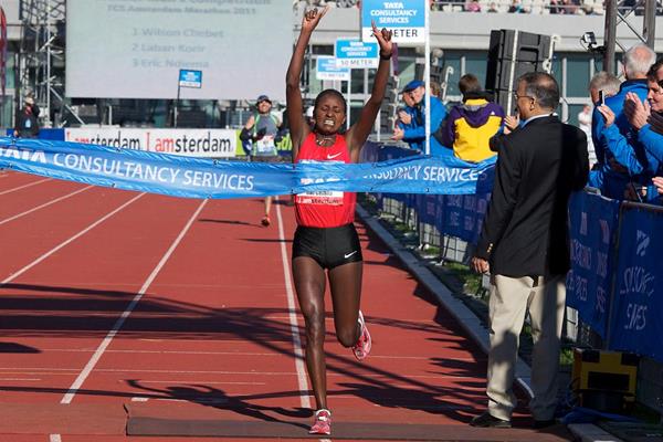 Tiki Gelana takes a 2:22:08 win at the 2011 Amsterdam Marathon (Orange Pictures)