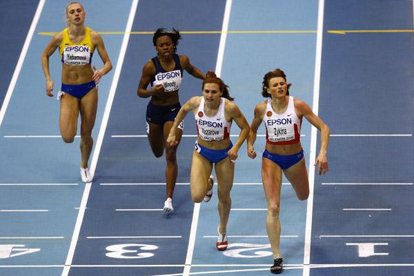 Olesya Zykina and Natalya Nazarova dip for the line in the women's 400m (Getty Images)