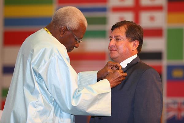 Jorge Julian Castro receives an IAAF Veteran Pin at the 49th IAAF Congress in Moscow (IAAF)