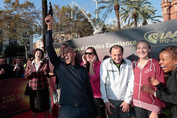 Frankie Fredericks fires the starting gun at the IAAF/Nestlé Kids' Athletics event in Barcelona (Emilio Andreoli)