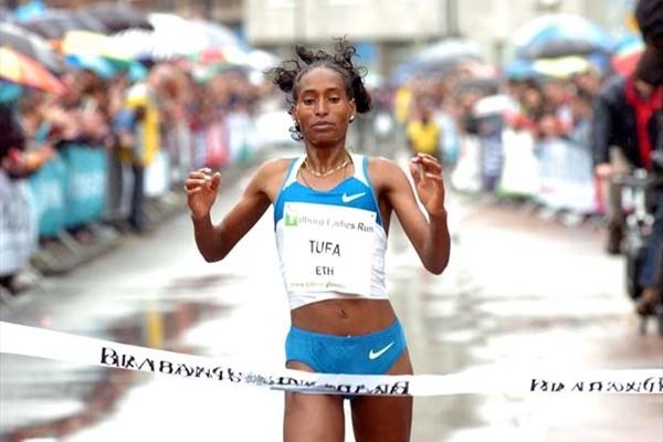 Ethiopia's Mestawat Tufa crosses the finish line in first place (TTM / Pix4Profs)