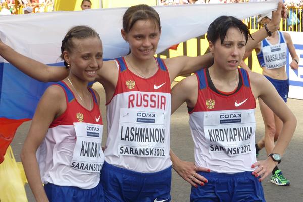 Olga Kaniskina, Elena Lashmanova and Anisya Kirdyapkina celebrate winning team gold in Saransk (IAAF)