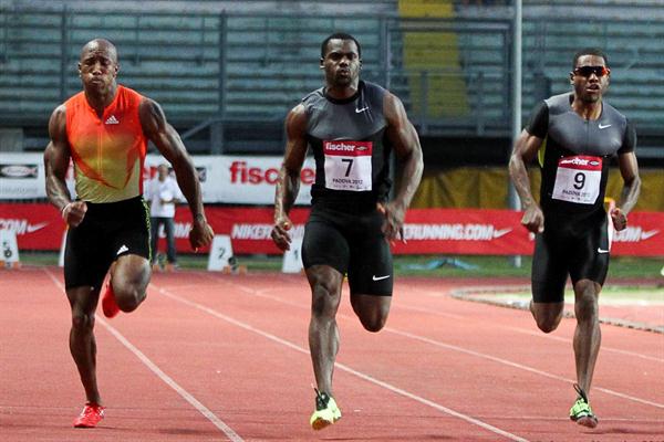 Nesta Carter (c) en route to a new meet 100m record in Padua (Antonio Muzzolon)