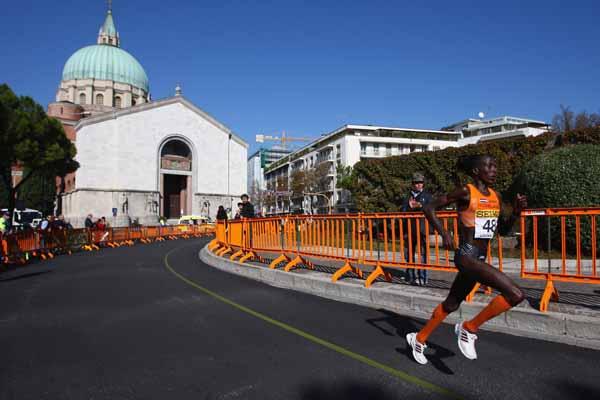 Lornah Kiplagat of the Netherlands on her way to victory (Getty Images)