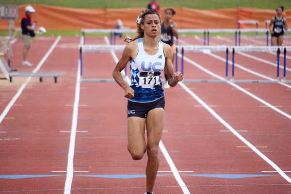 Sydney McLaughlin wins the US youth 400m hurdles title (Travis Miller)