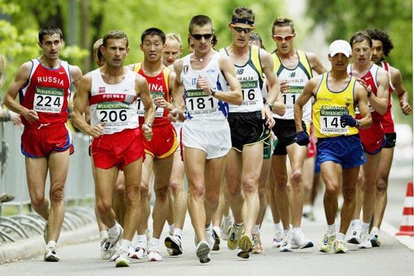 Robert Korzeniowski (POL) leads the pack early on in the race (Getty Images)