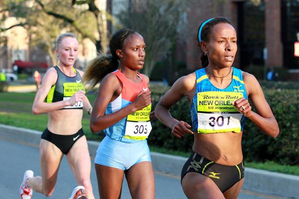 Meseret Defar leads from Mary Ngugi and Shalane Flanagan in New Orleans (Victah Sailor)
