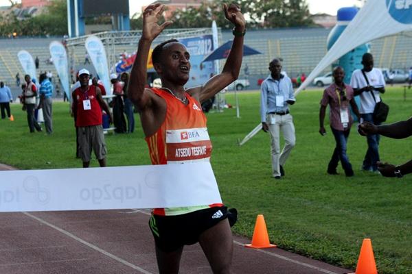 Ethiopia’s Atsedu Tesfaye winning the 57th Sao Silvestre de Luanda (Filipe Oliveira / Atleta-Digital)