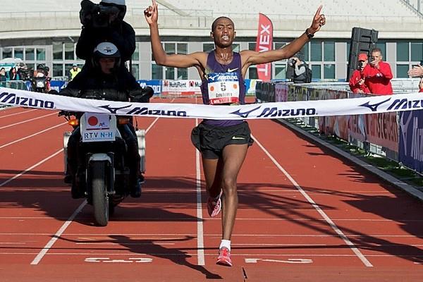 Getu Feleke sets course record 2:05:44 in 2010 Amsterdam Marathon (Orange Pictures | Karel Delvoye)