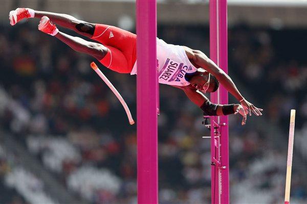 Leonel Suarez of Cuba competes in the Men's Decathlon Pole Vault  of the London 2012 Olympic Games  on August 9, 2012 (Getty Images)