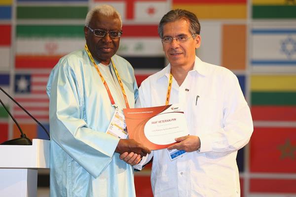 Lino Ramiro Varela Marmojelo receives an IAAF Veteran Pin at the 49th IAAF Congress in Moscow (IAAF)