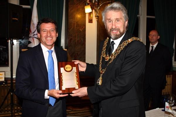 Vice-president Seb Coe presents an IAAF Plaque to The Lord Mayor of Birmingham, Councillor Michael Wilkes (Getty Images)