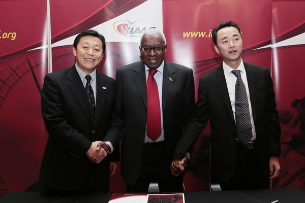 Guiyang delegation (Vice-Mayor Gao Weidong and Chinese Athletics Association General Secretary Du Zhaocai) - 2015 IAAF World Cross Country Championships hosts - with President Diack in Barcelona (IAAF)