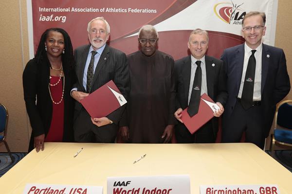 IAAF President Lamine Diack with heads of the delegations from Portland and Birmingham (IAAF)