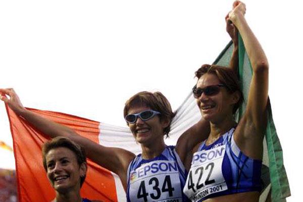Italy's Elisabetta Perrone (434 ) and Erica Alfridi (422) celebrate in Edmonton (Getty Images)