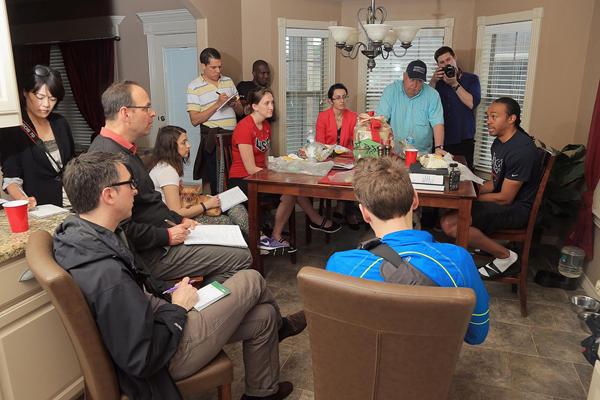 Aries Merritt talks to journalists (Getty Images)