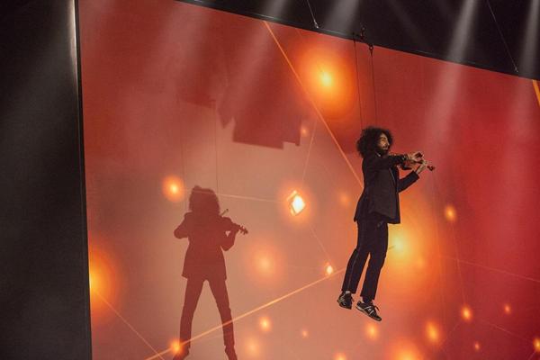 Violinist Ara Malikian flying through the air at the IAAF Centenary Gala in Barcelona (Philippe Fitte)