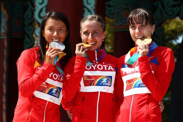 (L-R) Silver medalist Hong Liu of China, gold medalist Olga Kaniskina of Russia and bronze medalist Anisya Kirdyapkina of Russian pose with their medals for the women's 20km race walk during day five (Getty Images)