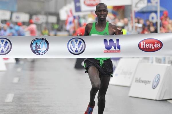 Philemon Limo winning the 2011 Ústí nad Labem Half Marathon (organisers)