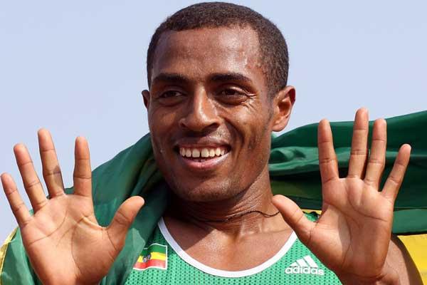 Kenenisa Bekele signals his tenth World Cross Country gold (Getty Images)