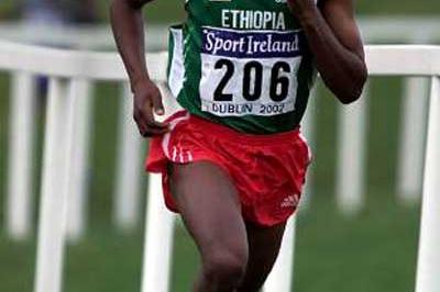 Bekele running at the 2002 World Cross Country Championships (Getty Images)