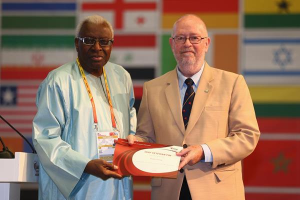 Robert Snow receives an IAAF Veteran Pin at the 49th IAAF Congress in Moscow (IAAF)