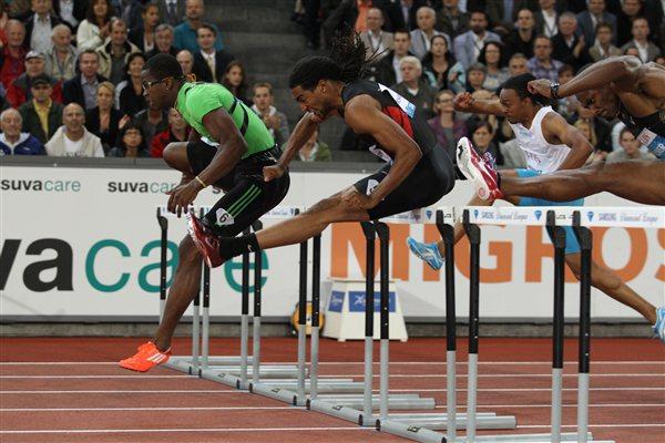 Dayron Robles in Zurich heads off Jason Richardson (Jean-Pierre Durand)